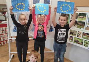 Dzieci pokazują wykonane flagi UE.